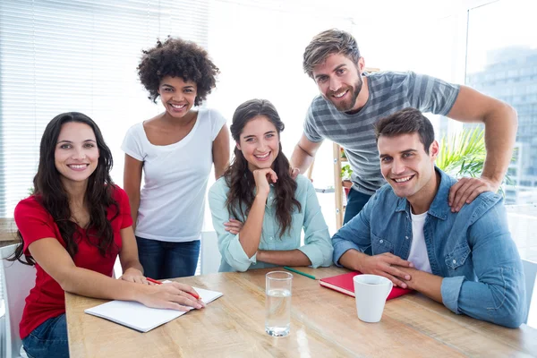 Sorrindo equipe de negócios criativa olhando para a câmera — Fotografia de Stock