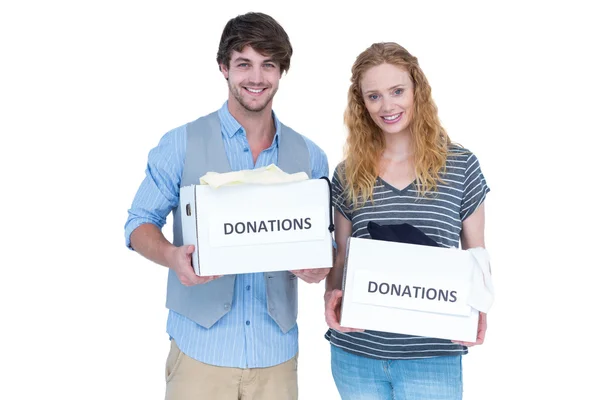 Joven pareja llevando caja de donación —  Fotos de Stock