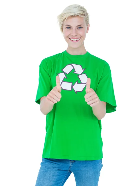 Ξανθιά, φορώντας ένα tshirt ανακύκλωσης χειρονομώ αντίχειρες επάνω — Φωτογραφία Αρχείου