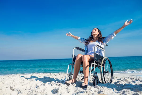 Жінка з інвалідністю з простягнутими руками на пляжі — стокове фото