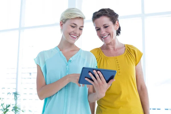Kvinnliga företagare med en digital tablett — Stockfoto