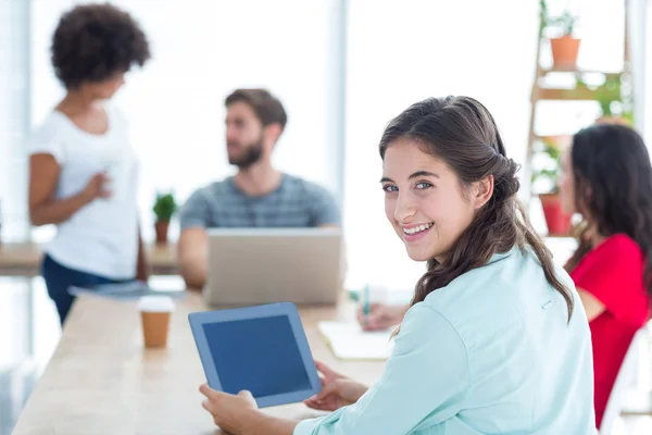 Empresária sorridente usando tablet — Fotografia de Stock