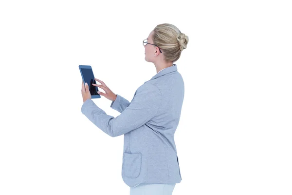Zakenvrouw met behulp van haar Tablet PC — Stockfoto