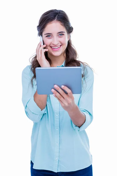 Vacker hipster prata i telefon håller tablet — Stockfoto