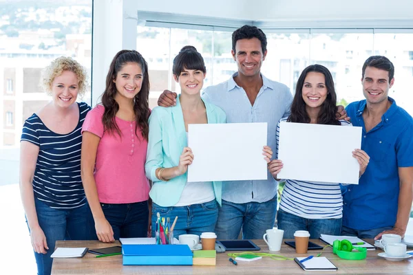 Equipo empresarial creativo sosteniendo letrero —  Fotos de Stock