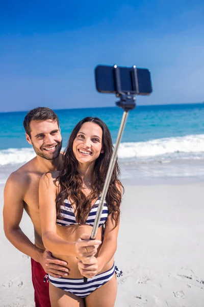 Щаслива пара приймає селфі на пляжі — стокове фото