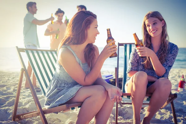 Amigos felices haciendo barbacoa y bebiendo cerveza —  Fotos de Stock