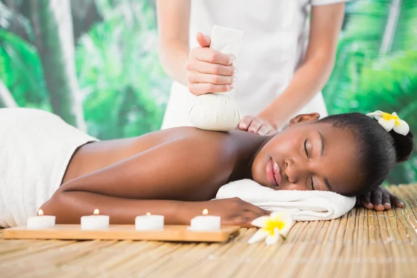 Vrouw genieten van kruiden comprimeren massage — Stockfoto
