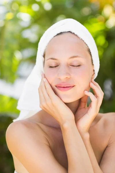 A woman preparing herself for spa day — Stock fotografie