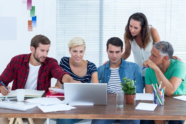 Team creativo aziendale che utilizza laptop in riunione — Foto Stock