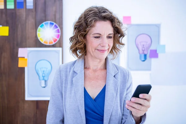 Kreative Geschäftsfrau nutzt ihr Smartphone — Stockfoto