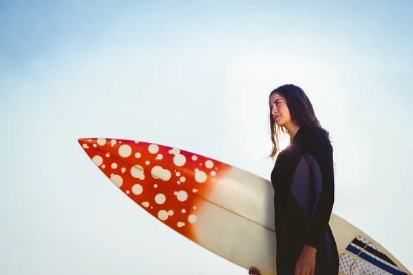 Vrouw in nat pak met surfboard — Stockfoto