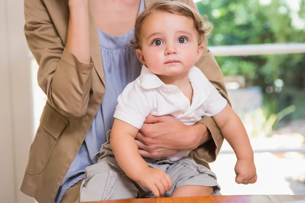 カメラを見ている子供は — ストック写真