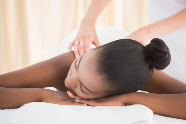 Kvinnan njuter av massage — Stockfoto