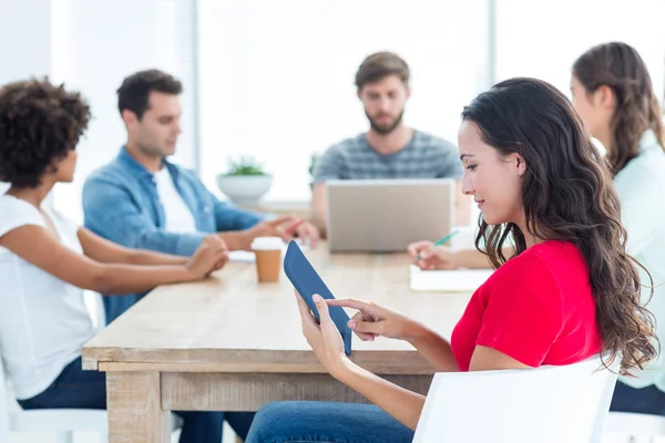 Jovem empresária usando um tablet — Fotografia de Stock