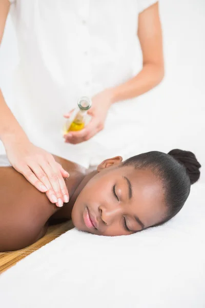Žena si užívá masáž — Stock fotografie