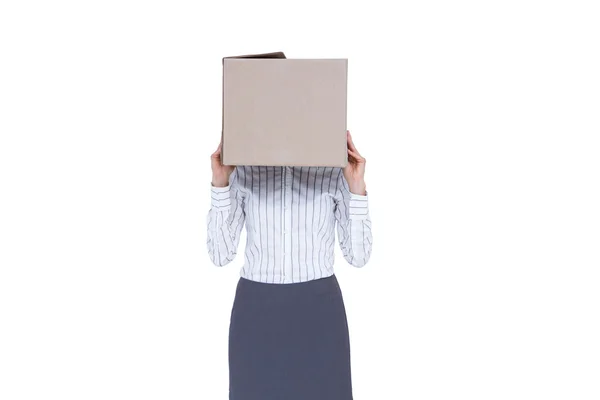 Femme d'affaires avec boîte au-dessus de la tête — Photo