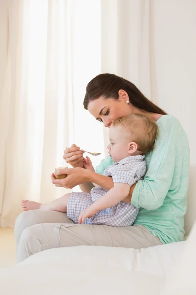 Annesi onun erkek bebek besleme — Stok fotoğraf