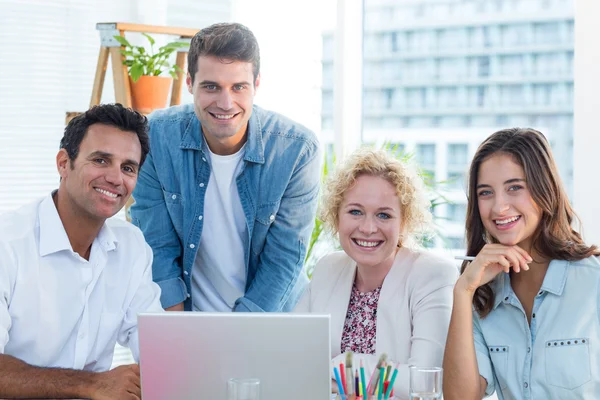 Groep van jonge collega's met een bijeenkomst — Stockfoto