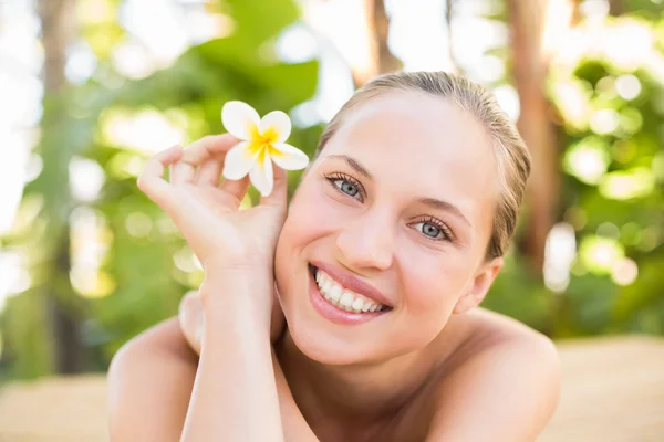 Friedliche Blondine auf Massagetisch liegend — Stockfoto