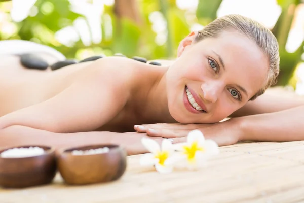 Woman receiving stone massage — Stock Photo, Image