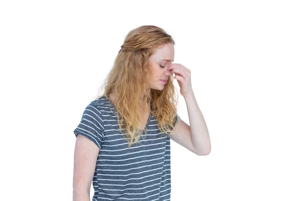 Mulher com dor de cabeça beliscar o nariz — Fotografia de Stock