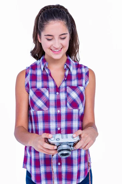 Brunetka trzymając aparat fotograficzny — Zdjęcie stockowe