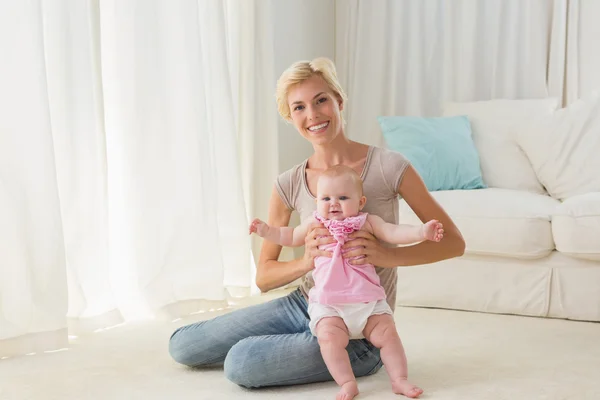 Moeder spelen met baby meisje thuis — Stockfoto