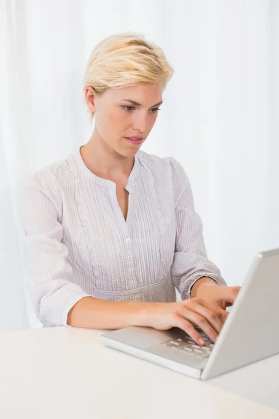 Mujer rubia usando laptop — Foto de Stock