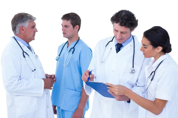 Läkare och sjuksköterskor diskutera tillsammans — Stockfoto