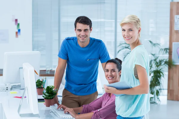 Drie casual collega's met behulp van computer — Stockfoto