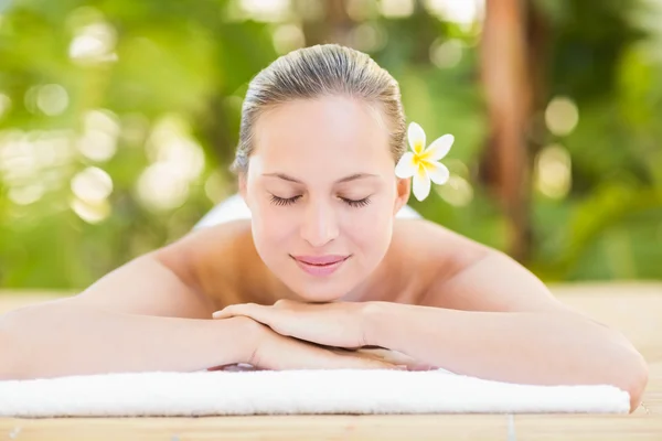 Blonde lying on towel at spa — Stok fotoğraf