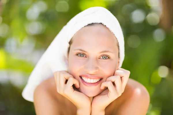 A woman preparing herself for spa day — Stock Fotó