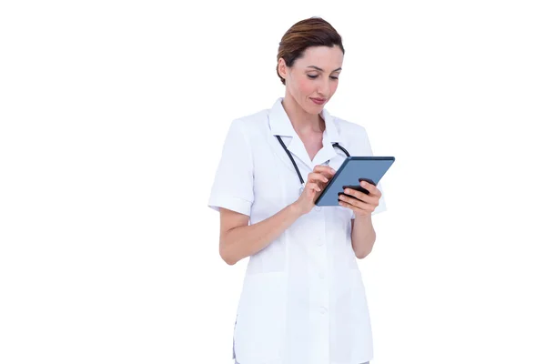 Médico confiante usando tablet — Fotografia de Stock
