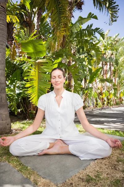 Ung kvinna som gör yoga — Stockfoto