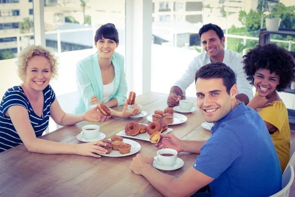 Gente de negocios tomando postre — Foto de Stock