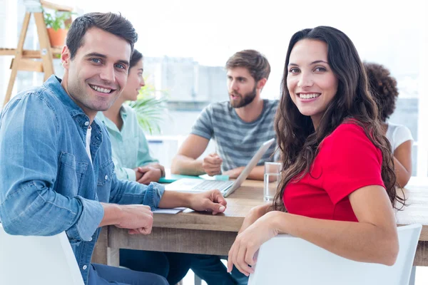 Kreative Geschäftsleute im Gespräch — Stockfoto