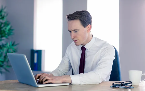 Seriös affärsman att skriva på laptop — Stockfoto