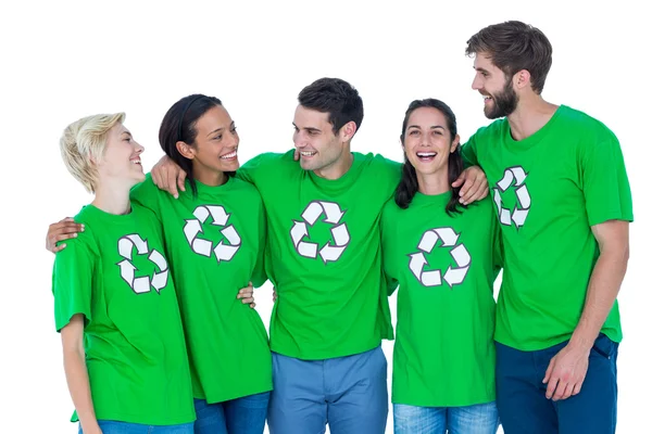Vänner bär återvinning tshirts — Stockfoto