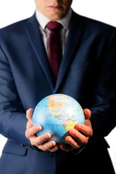 Mão de homem de negócios segurando globo terrestre — Fotografia de Stock