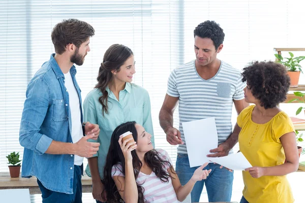 Collega's met koffie cups tijdens pauze op kantoor — Stockfoto