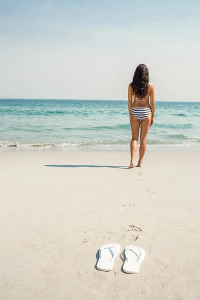 Visão traseira da mulher olhando para o oceano — Fotografia de Stock