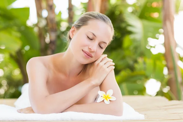 Blonde lying on towel at spa — Stock fotografie