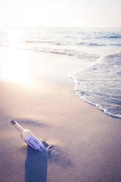 Flaskpost på stranden — Stockfoto