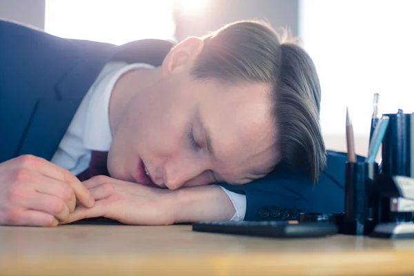 Hombre de negocios agotado durmiendo en su escritorio —  Fotos de Stock