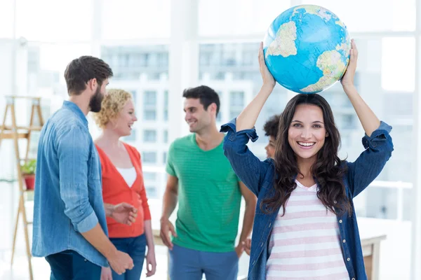 Jonge creatieve business mensen met een globe — Stockfoto