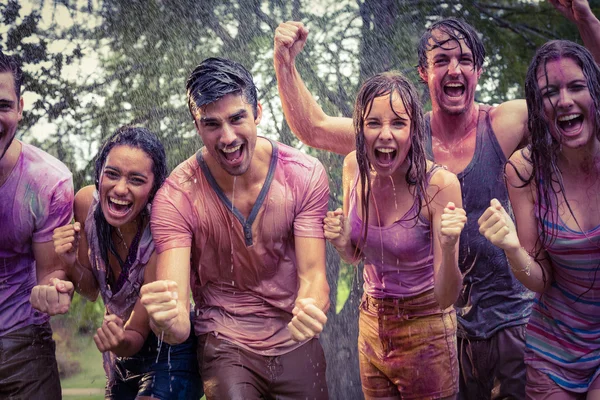 Happy vänner omfattas av pulverfärg — Stockfoto