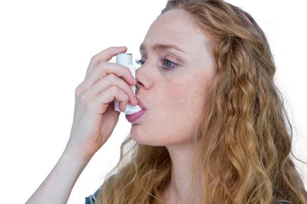 Blonde met behulp van een astma-inhalator — Stockfoto