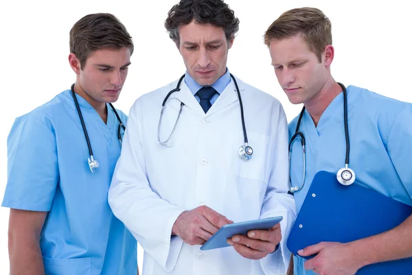 Artsen en verpleegkundigen met behulp van laptop — Stockfoto