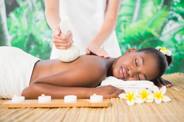 Mulher desfrutando de ervas comprimir massagem — Fotografia de Stock